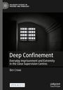 "Deep Confinement. Everyday Imprisonment and Extremity in the Close Supervision Centres." - Ben Crewe. Ein dunkler Raum mit vergittertem Fenster.