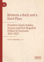 „Between a Rock and a Hard Place“ von Festo Mkenda beschreibt die Politik in Tansania 2021–2025 unter Präsidentin Samia Suluhu. Links oben ist ein Logo.