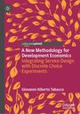 Buchtitel: "A New Methodology for Development Economics" von Giovanni Alberto Tabacco. Hintergrund mit orangenen Blättern.