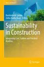 Titel: "Sustainability in Construction". Grünes Hochhaus hinter Bäumen, klarer Himmel.