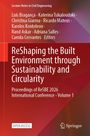 Titel: "ReShaping the Built Environment through Sustainability and Circularity". Rotes, abstraktes Hintergrunddesign.