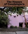 "The Houses of Guadalajara: Ghosts of Modernity." Rosa Wand, Steinmuster, Bäume, kleiner Teich, Fenster, modernes Design.