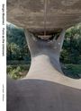 "Sergio Musmeci: Form as the Unknown", Architekturdetail mit Betonkurven und grüner Vegetation im Hintergrund.