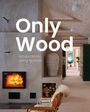 „Only Wood: Extraordinary Living Spaces”, Chris van Uffelen. Ein Wohnzimmer mit Kamin, Holzdecke und gemütlichem Sessel.