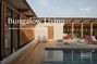 "Bungalow Living: Architecture and Design on One Level" von Lisa Baker. Moderner Bungalow mit Holzdetails und Pool.