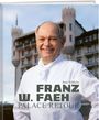 "Reto Wilhelm: Franz W. Faeh, Palace Retour." Ein lächelnder Mann in Kochkleidung vor einem prächtigen Gebäude.