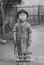 "Paramon Namyeun Choy. Die grünen Sandalen. Eine Autobiografie." Ein Kind steht mit ernstem Gesichtsausdruck im Freien.