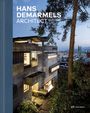 HANS DEMARMELS ARCHITECT 1931–2010. Betongebäude bei Dämmerung, umgeben von Bäumen, mit Sicht auf eine Stadt.