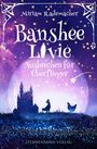 "Banshee Livie: Ausbrechen für Überflieger" steht in weißer Schrift. Silhouette eines Schlosses, Mädchens und Huhns in Glitzerlandschaft.