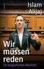 "Wir müssen reden. Ein biografisches Manifest" von Islam Alijaj. Ein Mann spricht an einem Rednerpult.