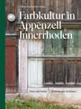 "Farbenfroh verwitterte Holzvertäfelungen mit eingelassener Lampe, umgeben von grünem Gras und Pflanzen."