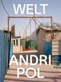Text: "WELT ANDRI POL". 

Szene: Eine enge Gasse mit Gebäuden aus Wellblech und Ziegeln. Rustikale Umgebung unter klarem Himmel.
