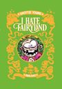 „SKOTTIE YOUNG, I HATE FAIRYLAND, BUCH ZWEI“ auf grün. Illustration eines verrückten Charakters mit grünen Haaren.