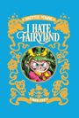 „I Hate Fairyland“ steht im Zentrum, umgeben von verspielten, gelben Illustrationen und einer grimmigen Figur mit grünen Haaren.