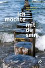„Ich möchte mit dir sein“ in Weiß. Ein Holzsteg ins Meer mit Wellen im Hintergrund.