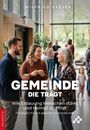 "Gemeinde die trägt. Wie Erbauung Menschen stärkt und Heimat eröffnet." Menschen unterhalten sich in einem modernen Raum.