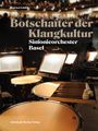 Titel: Botschafter der Klangkultur, Sinfonieorchester Basel. Ein Orchester mit Notenständern und Instrumenten.
