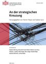 "An der strategischen Kreuzung", Jahrbuch 2025, Herausgeber: Martin Meyer, Sabine Sura. Illustration: Verknotete Stromleitungen.