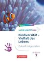 „Hybrides Themenheft: Biodiversität - Vielfalt des Lebens, Zukunft mitgestalten, ab Klasse 7, Cornelsen.“ Ein Clownfisch in Korallen.