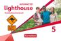 "ADVANCED lighthouse Vokabeltaschenbuch 5" steht auf weißem Hintergrund. Ein Verkehrsschild zeigt ein Känguru. Drei Jugendliche lächeln in der Natur.