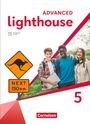 "Advanced lighthouse 5. Mit digitalen Medien. Cornelsen. Drei junge Personen lächeln, neben einem Känguru-Verkehrsschild."