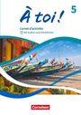 "À toi! 5, Carnet d’activités, Mit Audios und Erklärfilmen." Bunte, kunstvoll bemalte Boote am Strand neben einem Haus.