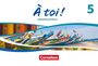 „À toi! Vokabeltaschenbuch 5, Cornelsen.“ Farbig bemalte Boote am Ufer; exotische, lebendige Muster.