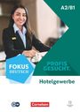 A2/B1, FOKUS DEUTSCH, PROFIS GESUCHT, Hotelgewerbe. Eine lächelnde Frau in Arbeitskleidung steht im Vordergrund.