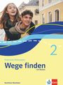 "Praktische Philosophie Wege finden mit Medien 2 Nordrhein-Westfalen. Zwei Jugendliche, ein Junge trägt ein Mädchen, im Freien."