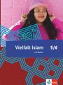 „Vielfalt Islam 5/6 mit Medien“ Text zentral. Ein Mädchen in rosa Mütze vor pinker Wand, geometrische Muster und Logo unten.