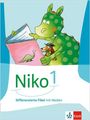 „Niko 1 - Differenzierte Fibel mit Medien“. Ein grüner Drache mit Punkten liest einem kleinen Tier ein Buch vor.