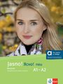 "Jasno! Ясно! neu. Russisch A1–A2. Übungsbuch mit Audios und Videos. Alles Digitale auf allango! Inklusive Lizenzschlüssel." Eine Frau mit blonden Haaren und einem bedruckten Schal steht vor einem unscharfen Herbsthintergrund.