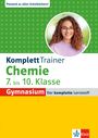 „KomplettTrainer Chemie 7. bis 10. Klasse Gymnasium. Passend zu allen Schulbüchern!“ Eine Person mit lockigem Haar lächelt.