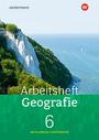 „Arbeitsheft Geografie 6 Mecklenburg-Vorpommern“. Küstenlandschaft mit weißen Klippen, grünem Wald und blauem Meer.