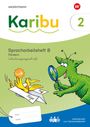 "Karibu 2. Spracharbeitsheft B. Fördern. Schulausgangsschrift." Ein grüner Charakter mit Lupe betrachtet Papierflieger.