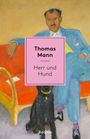 "Thomas Mann, Herr und Hund" auf rosa Hintergrund. Illustration eines Mannes in Blau, sitzend mit Hund vor einem Sofa.