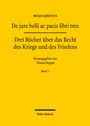 Text: "Hugo Grotius, De jure belli ac pacis libri tres, Drei Bücher über das Recht des Kriegs und des Friedens." Gelber Hintergrund.