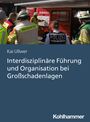 Ein Buchcover mit dem Titel "Interdisziplinäre Führung und Organisation bei Großschadenslagen" von Kai Ullwer. Rettungskräfte im Hintergrund.