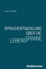 "Sprachentwicklung über die Lebensspanne", Autor: Jutta L. Mueller, Verlag: Kohlhammer. Der Hintergrund ist dunkelblau.