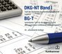 DKG-NT Band I, BG-T Tarifangaben, Stift und Taschenrechner auf Rechnungen, Text über Tarife und Versicherung.