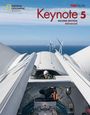 "Keynote 5, Second Edition, Advanced." Ein Techniker arbeitet in einer Windturbine, im Hintergrund Windräder über dem Meer.