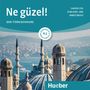 "Ne güzel! Der Türkischkurs" und "Hueber" Text auf Dachlandschaft mit Moscheen und einem Wasserweg im Hintergrund.