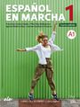 "ESPAÑOL EN MARCHA 1, Cuarta edición, A1. Frau springt vor grünem Hintergrund. Buch für Spanischlernende."