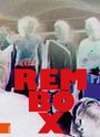 Große rote Buchstaben "REMBOX". Unscharfe, farbveränderte Figuren im Hintergrund. Links unten ein kleines oranges Logo.