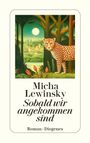 "Micha Lewinsky. Sobald wir angekommen sind. Roman · Diogenes." Illustration: Ein Leopard im Wald vor einer Stadt bei Vollmond.