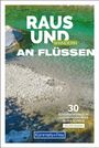 "Raus und wandern an Flüssen" in großen Buchstaben. Darunter: "30 außergewöhnliche Flusswanderungen in der Schweiz". Im Hintergrund fließt klares Wasser über Steine.