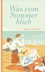 „Was vom Sommer blieb“, Mary Wesley. Ein Paar am Strand, sie liegen auf Handtüchern, lesen. Vintage-Stil.