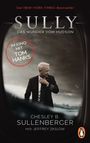 „Der NEW-YORK-TIMES-Bestseller. SULLY: DAS WUNDER VOM HUDSON. IM KINO MIT TOM HANKS.“ Ein Mann im Anzug mit Pilotenkleidung.
