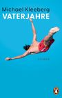 „Michael Kleeberg - Vaterjahre“, darunter „Roman“. Ein Mann in roter Badehose fällt durch blauen Hintergrund. Unten rechts ein Logo.