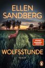 Text: „ELLEN SANDBERG“, „WOLFSSTUNDE“, „ROMAN“. Ein Reh steht auf einem Feld, im Hintergrund ein Sonnenuntergang und Gebäude.